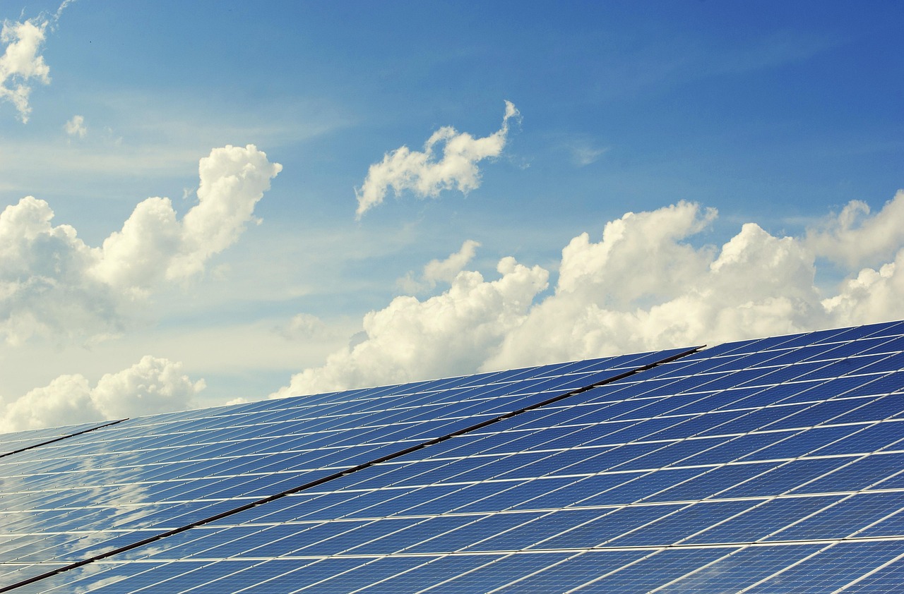 Multi-Energiedach: Solarflachziegel reduziert Energiebedarf von Wärmepumpen