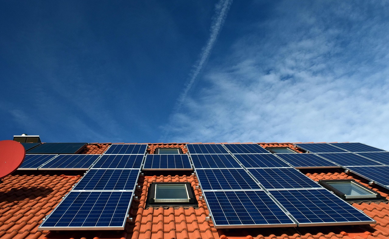 Multi-Energiedach: Solarflachziegel reduziert Energiebedarf von Wärmepumpen